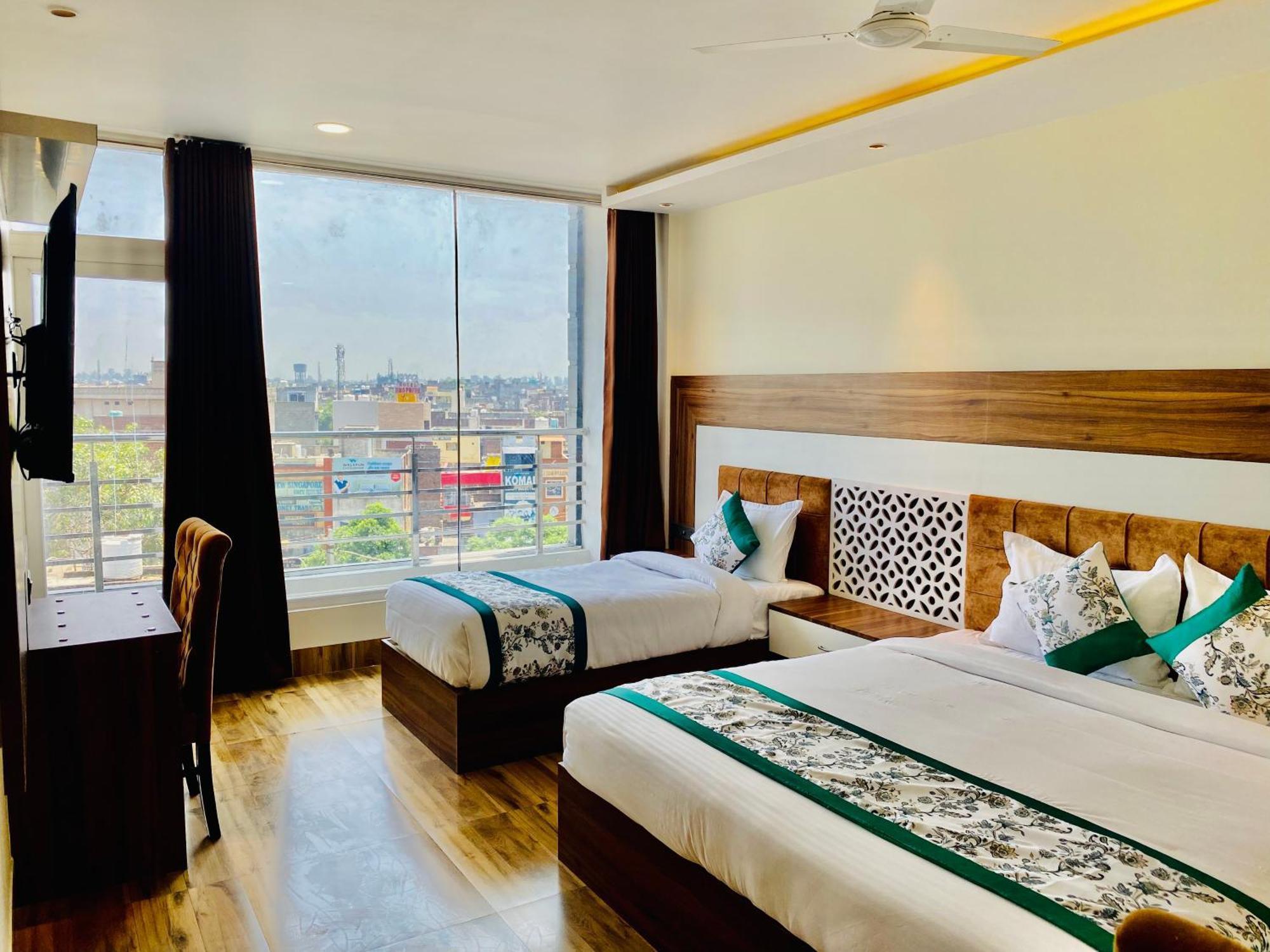 Hotel White House 350 Mtr From Golden Temple Amritsar Bagian luar foto