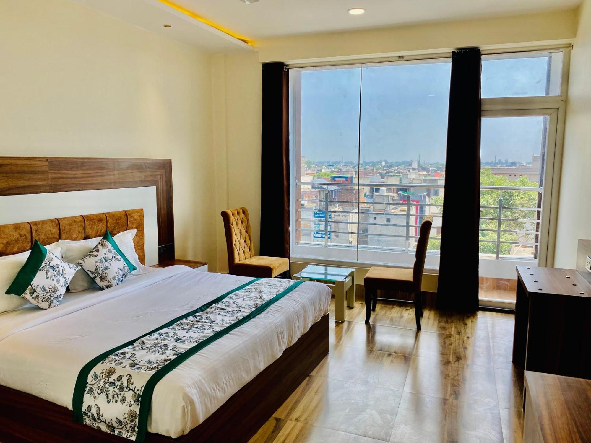 Hotel White House 350 Mtr From Golden Temple Amritsar Bagian luar foto