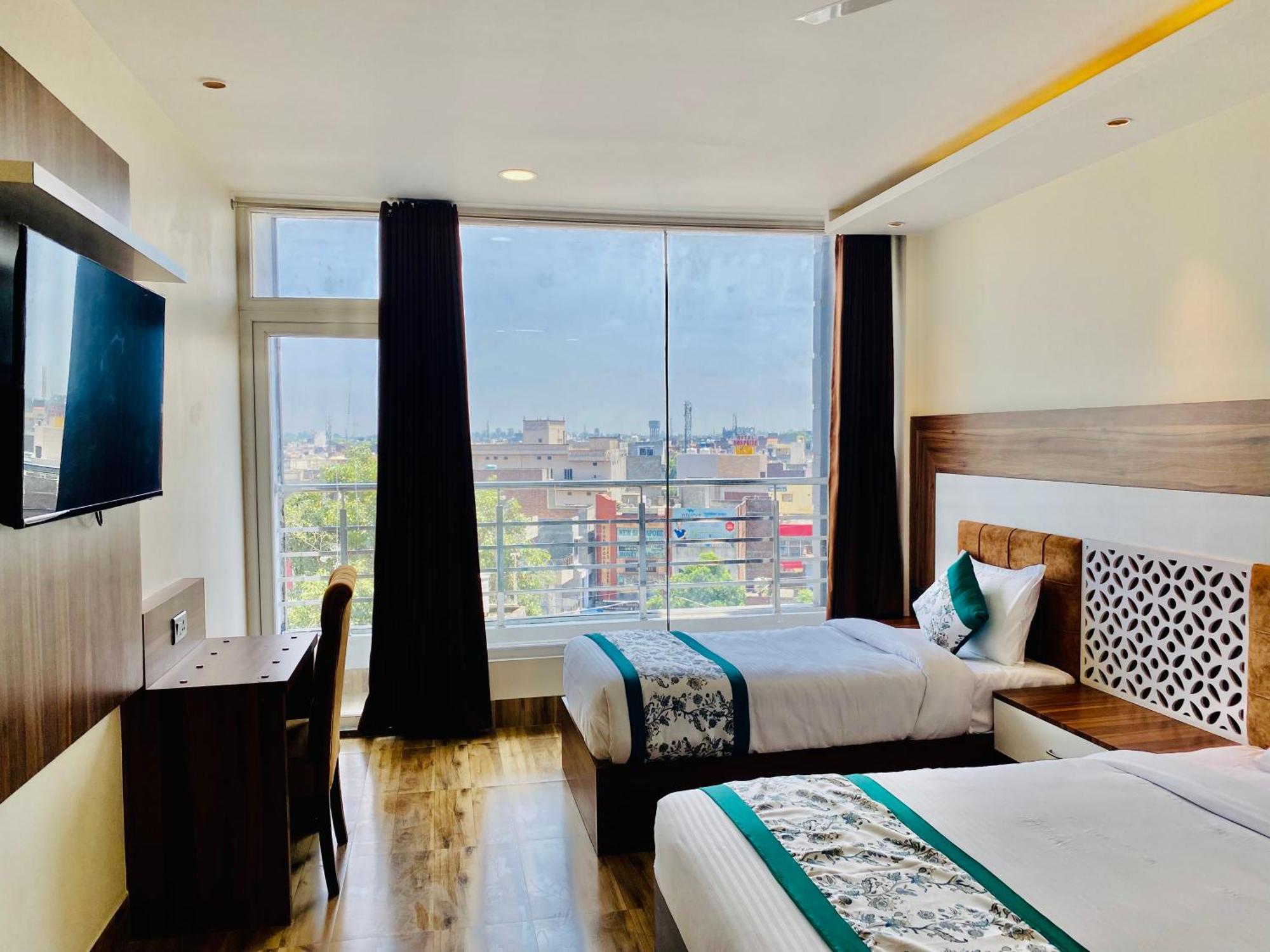 Hotel White House 350 Mtr From Golden Temple Amritsar Bagian luar foto