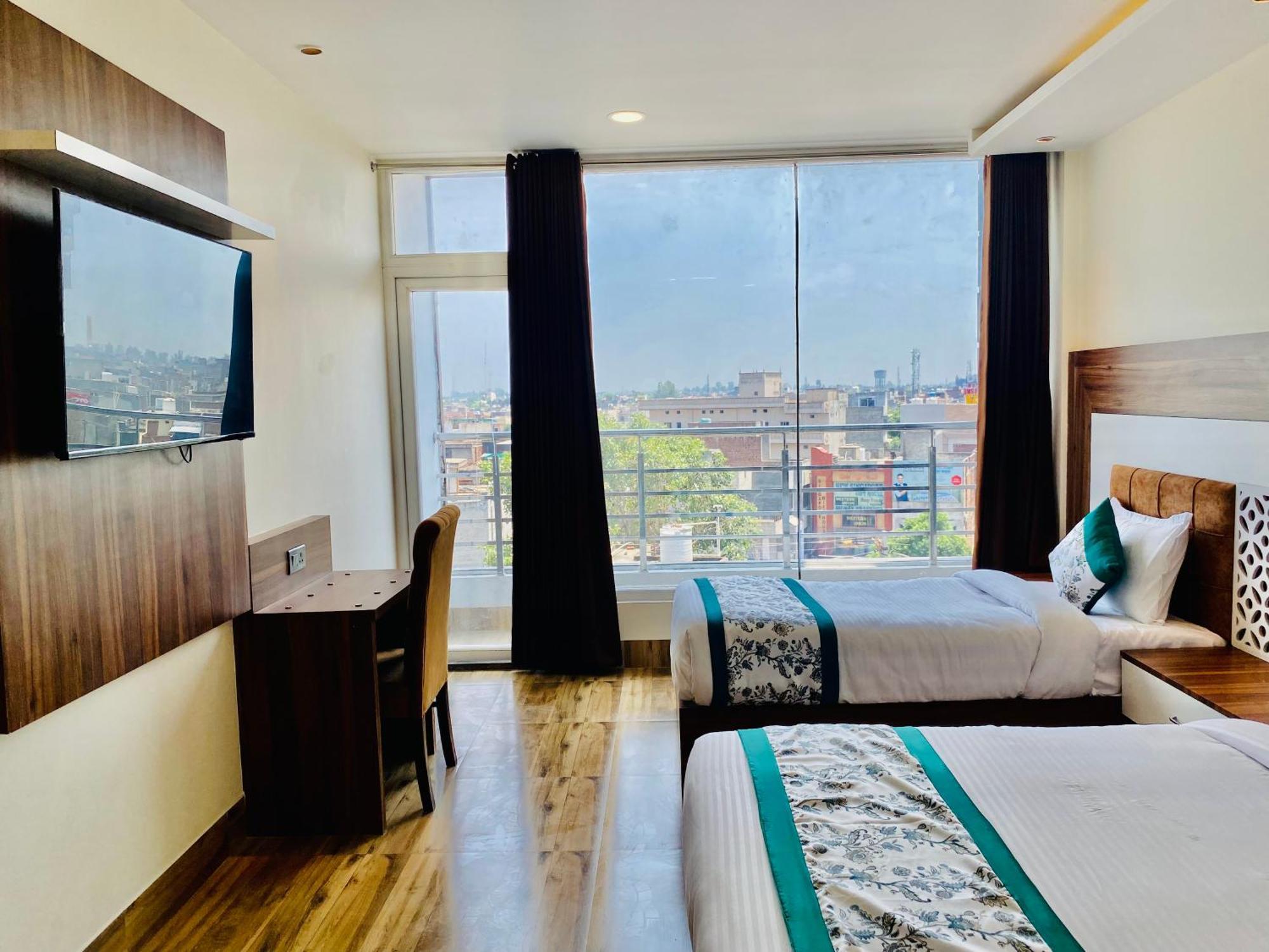 Hotel White House 350 Mtr From Golden Temple Amritsar Bagian luar foto