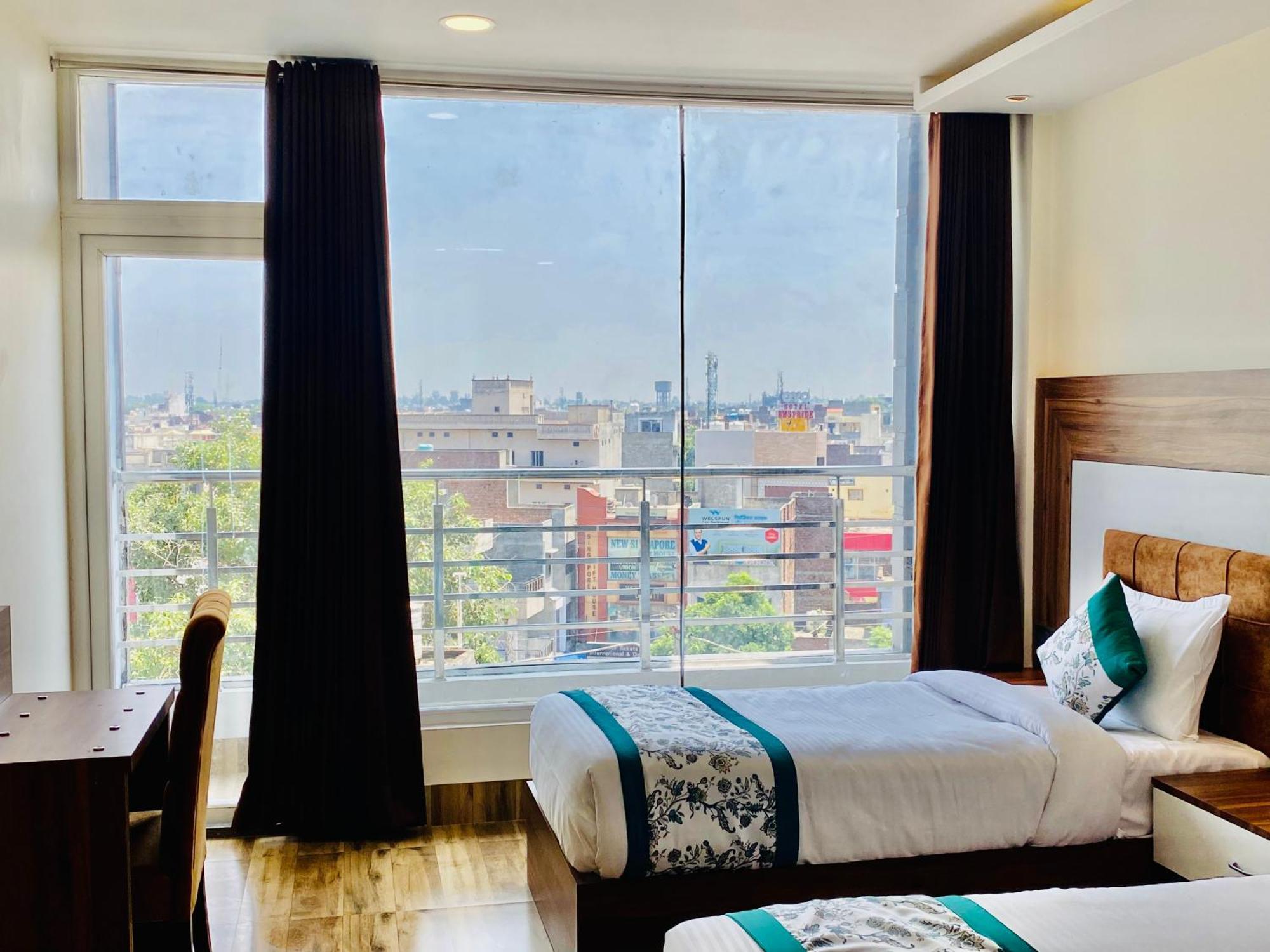 Hotel White House 350 Mtr From Golden Temple Amritsar Bagian luar foto