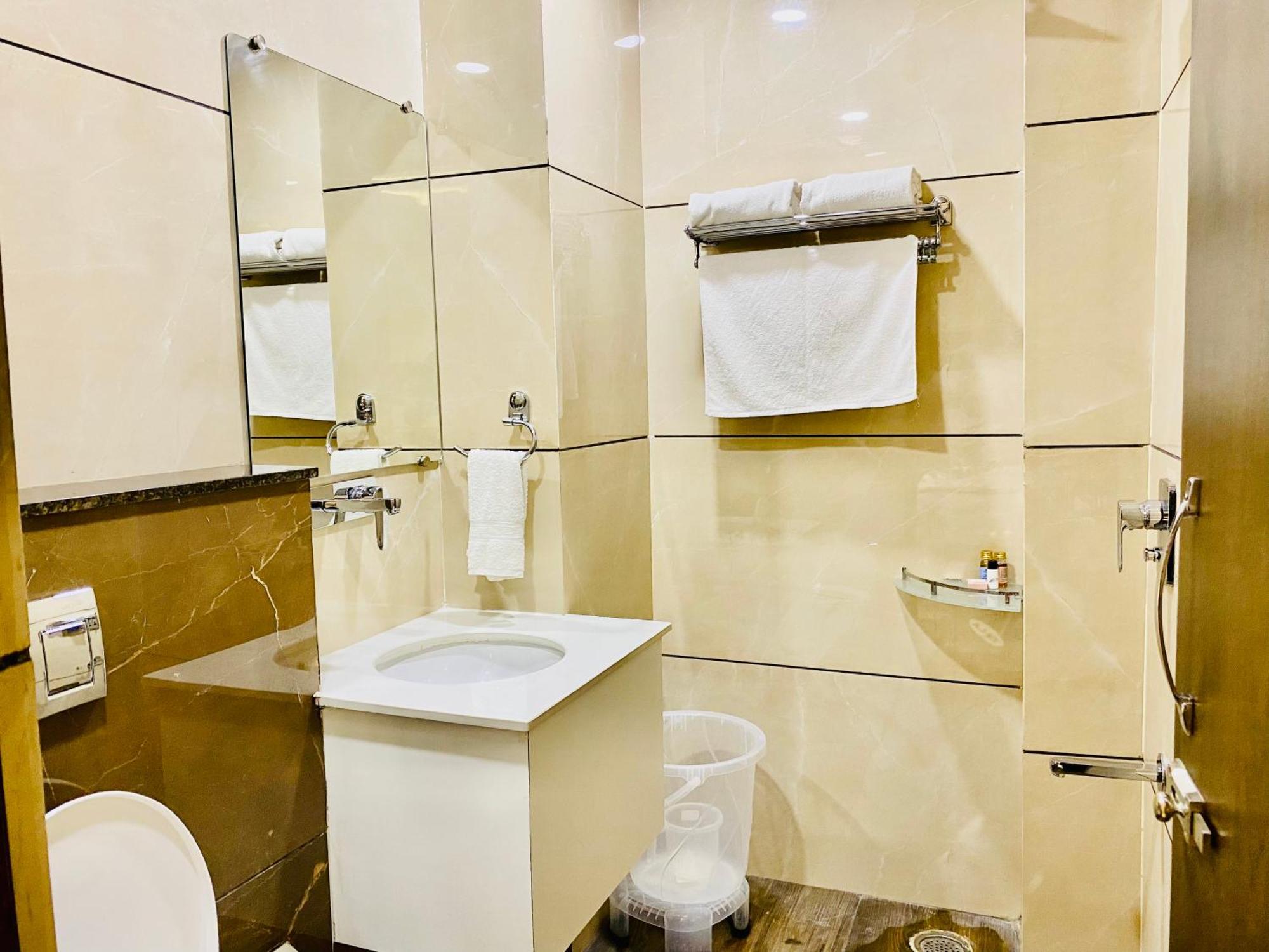 Hotel White House 350 Mtr From Golden Temple Amritsar Bagian luar foto